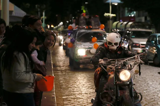 A reveller on his motorcycle takes part in a zombie parade to celebrate Halloween in Vina del Mar, Chile October 31, 2016. (Photo by Rodrigo Garrido/Reuters)