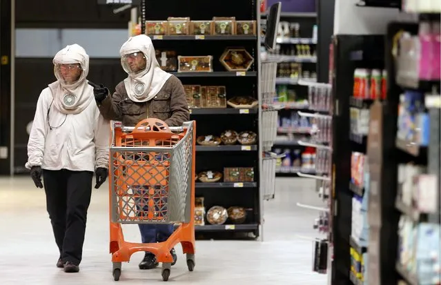 French twin Vincent Seris (R) pushes a caddy through the aisle while shopping with his brother Thomas in a commercial centre in Bordeaux, November 12, 2014. (Photo by Regis Duvignau/Reuters)
