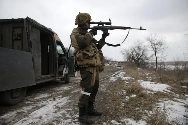 A fighter with separatist self-proclaimed Donetsk People's Republic army holds his rifle at a check point on the road from the town of Vuhlehirsk to Debaltseve, February 20, 2015.
 REUTERS/Baz Ratner (UKRAINE - Tags: POLITICS CIVIL UNREST CONFLICT MILITARY)