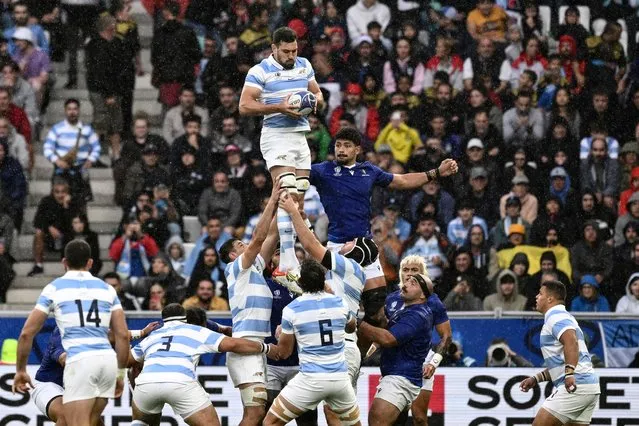 Argentina's lock Guido Petti Pagadizabal (C/L) leaps to catch a ball in a lineout from Samoa's number eight Steve Luatua (C/R) during the France 2023 Rugby World Cup Pool D match between Argentina and Samoa at Stade Geoffroy-Guichard in Saint-Etienne, south-eastern France on September 22, 2023. (Photo by Jeff Pachoud/AFP Photo)