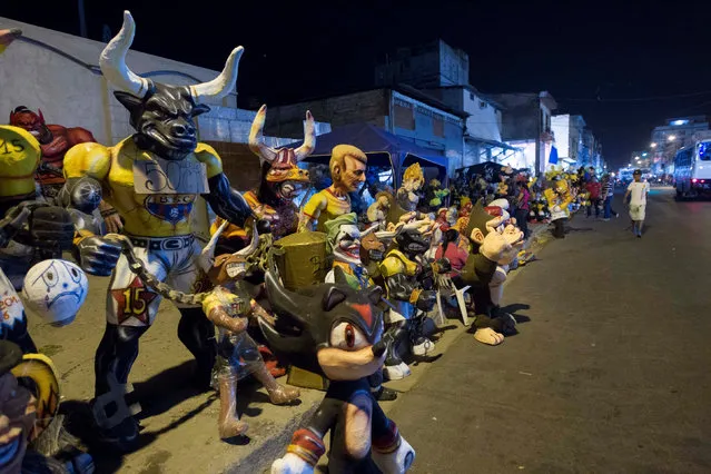 People sell effigies on the street, which will be burnt on New Year's Eve, in Guayaquil, Ecuador December 23, 2016. (Photo by Guillermo Granja/Reuters)