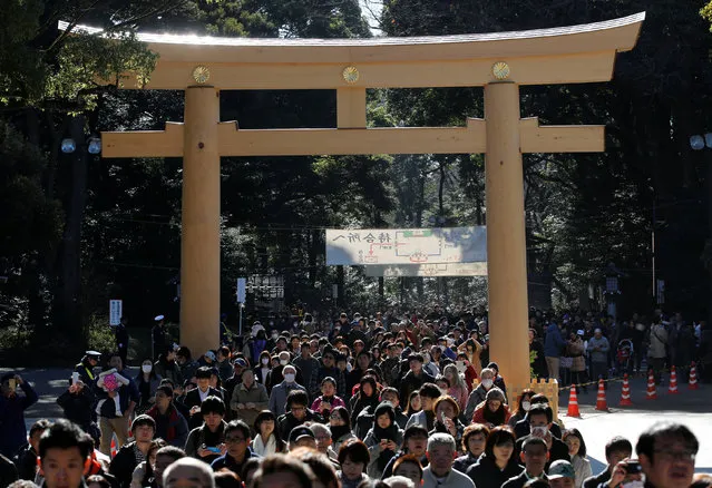 People make their way to offer prayers on the first day of the new year at Meiji Shrine in Tokyo, Japan, January 1, 2017. (Photo by Kim Kyung-Hoon/Reuters)