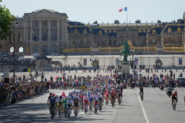 The pack passes the Palace of Versailles during the twenty-first and last stage of the Tour de France cycling race over 108.4 kilometers (67.4 miles) with start in Chatou and finish on the Champs Elysees in Paris, France,Sunday, July 18, 2021. (Photo by Daniel Cole/AP Photo)