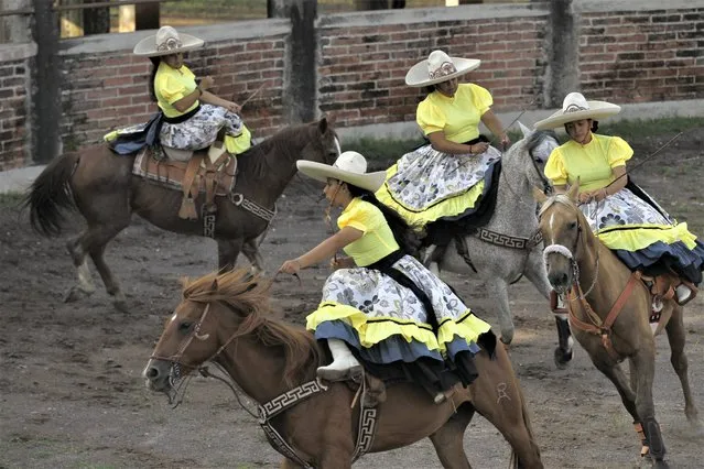 Members of a group of charro skirmishes, perform equestrian practices, at the Lienzo Charro in San Martin de Hidalgo, Jalisco, Mexico, 12 September 2022. With their elegance and courage, the escaramuzas or charro women from Jalisco, a state in western Mexico, make their way with a school that trains girls and adolescents in charreria, considered a national sport traditionally dominated by men. (Photo by Francisco Guasco/EPA/EFE)