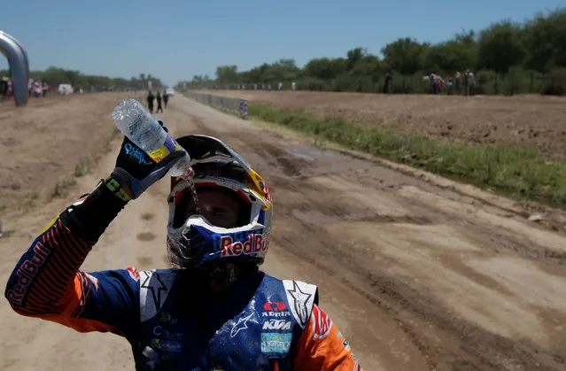 Dakar Rally, 2017 Paraguay-Bolivia-Argentina Dakar rally, 39th Dakar Edition, First stage from Asuncion, Paraguay  to Resistencia, Argentina on January 2, 2017. Sam Sunderland of Great Britain throws water on his face after riding his KTM. (Photo by Ricardo Moraes/Reuters)