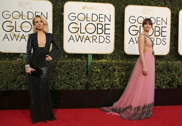 Actress Kristen Bell (L) and Felicity Jones arrive at the 74th Annual Golden Globe Awards in Beverly Hills, California, U.S., January 8, 2017. (Photo by Mike Blake/Reuters)