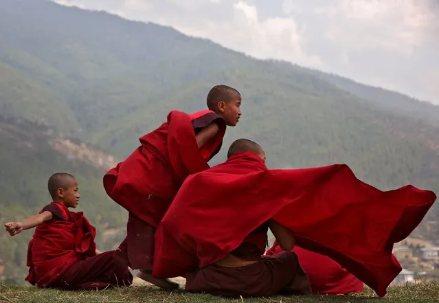 Young monks take a break from their studies at Changangkha Lhakhang temple in Thimphu, Bhutan, April 13, 2016. Built in the 12th century, Changangkha Lhakhang is the oldest temple in Thimphu. (Photo by Cathal McNaughton/Reuters)