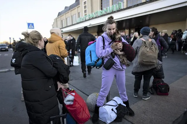 Daryna Kovalenko, 19 , holds her dog Tim, while arriving at Kyiv's train station after leaving her home in Chernihiv, Ukraine, through a humanitarian corridor, Monday, March 21, 2022. (Photo by Rodrigo Abd/AP Photo)