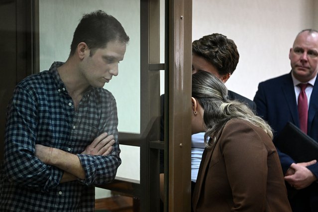 US journalist Evan Gershkovich, arrested on espionage charges, is seen inside a defendants' cage before a hearing to consider an appeal on his arrest at the Moscow City Court in Moscow on April 18, 2023. (Photo by Natalia Kolesnikova/AFP Photo)