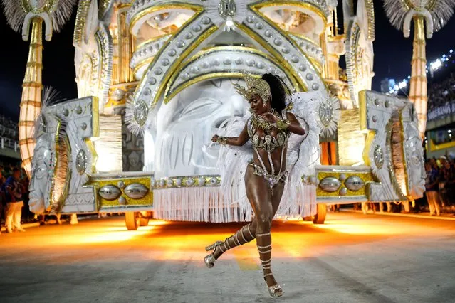 A reveller from Beija-Flor samba school performs during the first night of the Carnival parade at the Sambadrome in Rio de Janeiro, Brazil, April 23, 2022. (Photo by Amanda Perobelli/Reuters)