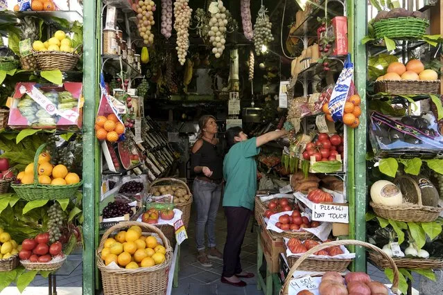 A woman shops at grocery store in Madrid, Spain, July 30, 2015. Spain's economy grew at its fastest quarterly pace in over eight years in the second quarter, underpinning projections for strong growth in the rest of the year that should generate jobs and repair some of the damage wrought by a prolonged crisis. (Photo by Juan Medina/Reuters)