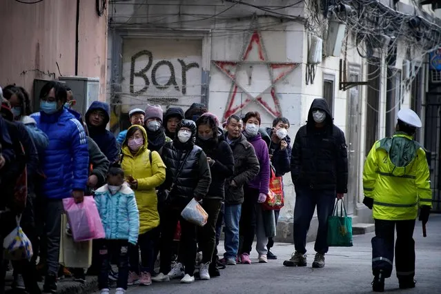People line up outside a drugstore to buy masks in Shanghai, China on January 24, 2020. The World Health Organization (WHO) has declared the new coronavirus an “emergency in China” but stopped short of declaring it of international concern. (Photo by Aly Song/Reuters)