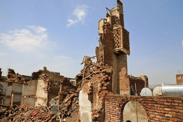 A partial view shows a collapsed UNESCO-listed building in the old city of the Yemeni capital Sanaa on August 10, 2022 following heavy rains. (Photo by Mohammed Huwais/AFP Photo)