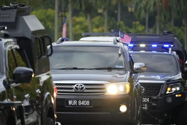 A convoy carrying former Prime Minister Najib Razak arrives at the High Court to attend a hearing related to another case filed against him involving the 1MDB scandal in Kuala Lumpur, Malaysia, Thursday, August 25, 2022. Najib started his 12-year prison sentence Tuesday after losing his final appeal in a graft case linked to the looting of the 1MDB state fund, with the top court unanimously upholding his conviction and sentence. (Photo by Vincent Thian/AP Photo)