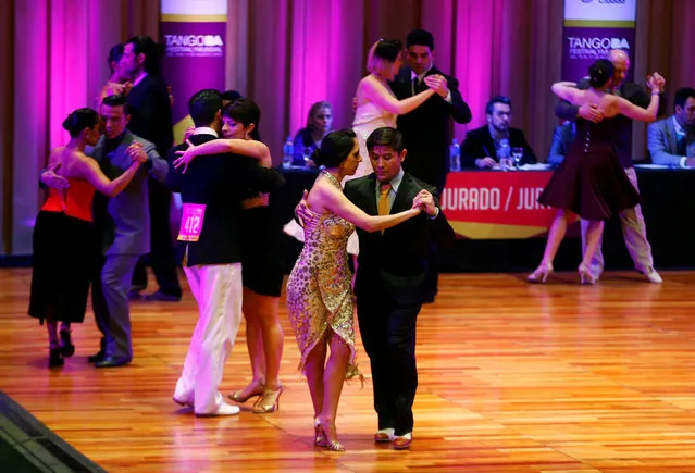 Couples compete in the Salon Tango style qualifier round at the Tango World Championship in Buenos Aires, Argentina, August 22, 2016. (Photo by Enrique Marcarian/Reuters)