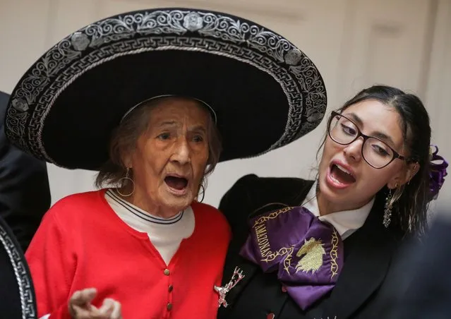 Margarita Ramirez, suffering from Alzheimer's disease, sings with mariachi band member as part of the therapy being promoted by the Mexican Alzheimer's Center, which hopes the music will stir up recollections of times past among patients with the degenerative illness, in Mexico City, Mexico on October 9, 2022. (Photo by Henry Romero/Reuters)