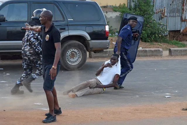Anti riot policeman drags away a supporter of Sierra Leone People's Party (SLPP) during a protest against the police attempting to search the offices of Julius Maada Bio, the presidential candidate for (SLPP) in Freetown, Sierra Leone March 7, 2018. (Photo by Olivia Acland/Reuters)