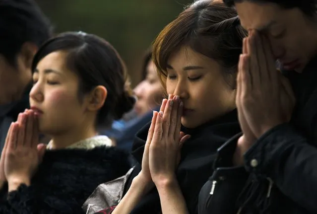 People pray for the upcoming year at the Shinto Meiji Shrine in Tokyo January 1, 2015. (Photo by Thomas Peter/Reuters)