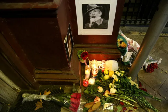 A make-shift memorial for late Canadian singer-songwriter Leonard Cohen is seen outside of Hotel Chelsea in Manhattan, New York, U.S., November 11, 2016. (Photo by Bria Webb/Reuters)
