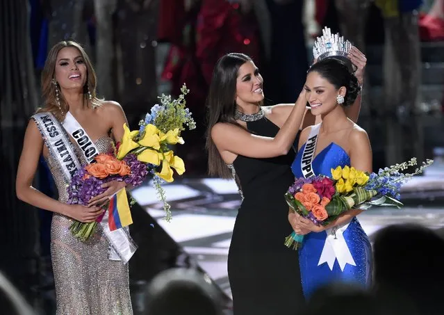 Miss Philippines 2015, Pia Alonzo Wurtzbach (R), reacts as she is crowned the 2015 Miss Universe by 2014 Miss Universe Paulina Vega (C) during the 2015 Miss Universe Pageant at The Axis at Planet Hollywood Resort & Casino on December 20, 2015 in Las Vegas, Nevada. Miss Colombia 2015, Ariadna Gutierrez, was mistakenly named as Miss Universe 2015 instead of First Runner-up. (Photo by Ethan Miller/Getty Images)
