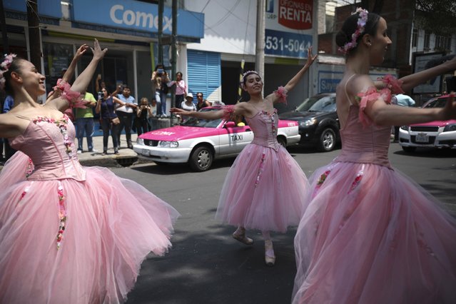 Ballerinas dance during a red traffic light, in Mexico City, Saturday, July 28, 2018. (Photo by Emilio Espejel/AP Photo)