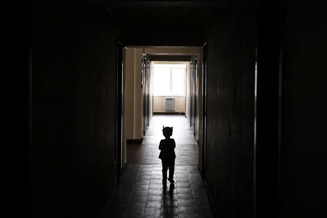 A child walks in a corridor of a University student residence in Yerevan, used for people who were displaced from the city of Hadrut in the region of Nagorno – Karabakh during the war, on March 2, 2021. A military conflict with Azerbaijan that erupted last year over the disputed Nagorno-Karabakh region claimed around 6,000 lives on all sides. (Photo by Aris Messinis/AFP Photo)