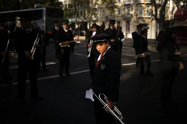 Musicians take part in the 5th National Parade of Philharmonic Bands in Lisbon, Portugal, December 1, 2016. This year's edition brought together 1,600 musicians from 35 philharmonic bands and groups from all over the country. (Photo by Mario Cruz/EPA)