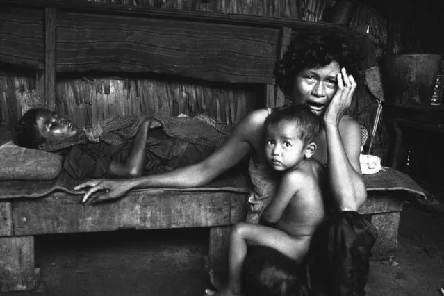 Her son a victim of an insurgent mortar attack, a Cambodian mother cries in grief following the attack on a hamlet in the Kompong Speu area in Cambodia October 20, 1974. The Khmer Rouge high explosive rounds wounded other children in addition to killing the youngster. (Photo by Chor Yuthy/AP Photo)