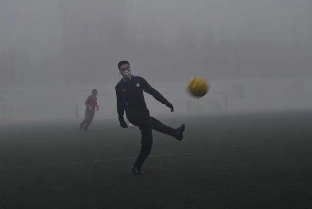 People play soccer during a red air pollution alert in Dalian, Liaoning province, China, January 3, 2016. (Photo by Reuters/Stringer)