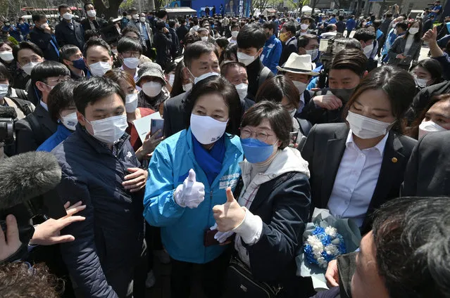 Park Young-sun (C), a candidate of the ruling Democratic Party, poses with her supporters during a campaign for the April 7 Seoul mayoral by-election in Seoul on April 6, 2021. (Photo by Jung Yeon-je/AFP Photo)