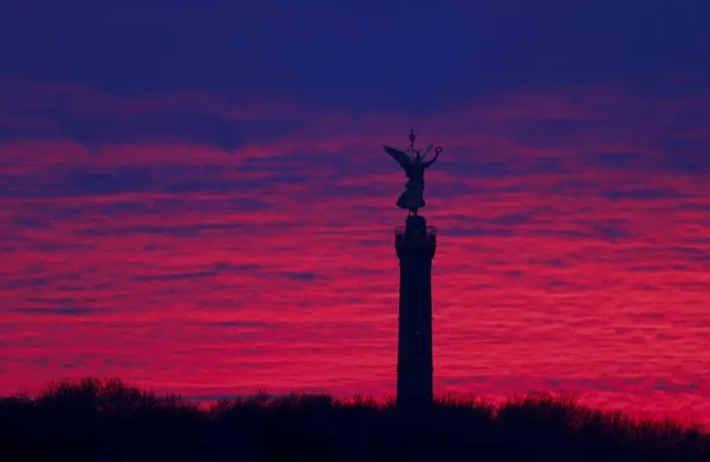 The 'Golden Victoria' monument on top of the Siegessaeule (victory column) is pictured at sunset in Berlin, Germany, January 19, 2016. (Photo by Pawel Kopczynski/Reuters)