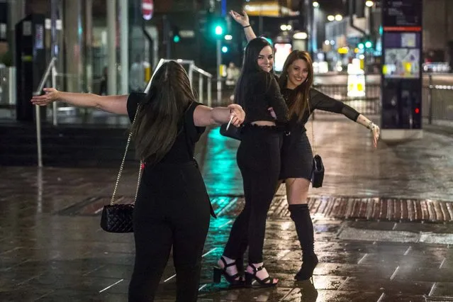 A group of girls pose for a photograph in Leeds city centre last night (FRI) as the country heads back on the booze after completing “Dry January”, a challenge to not drink throughout the month of January on February 2, 2019. (Photo by South West News Service)