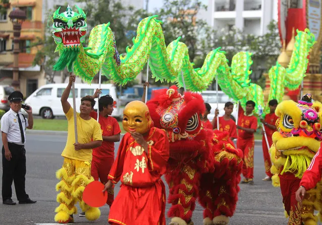 Men perform a dragon and lion dance ahead of the Chinese Lunar New Year in Phnom Penh, Cambodia, January 26, 2017. (Photo by Samrang Pring/Reuters)