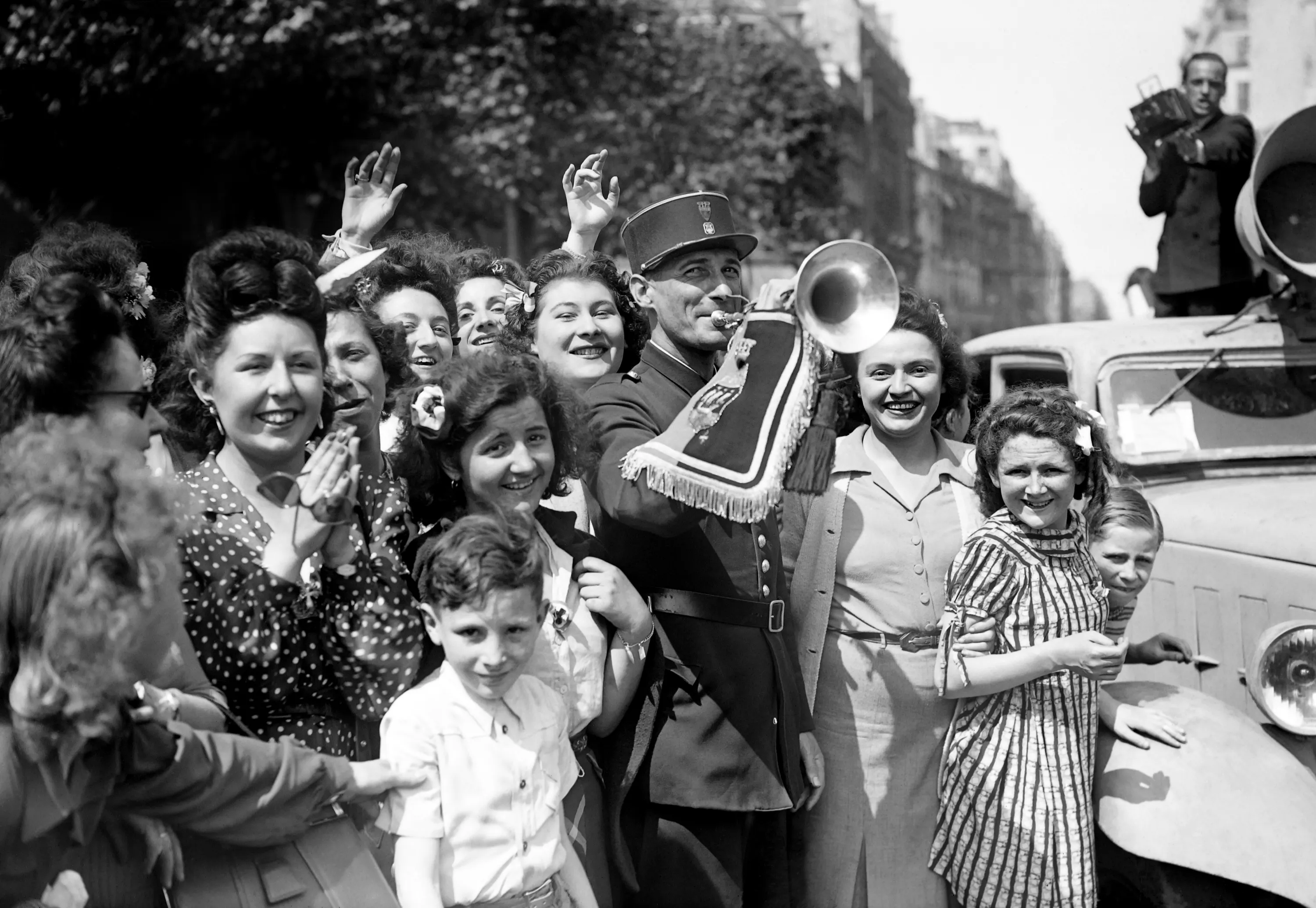 Праздник победы 1945 года. Ликование Победы 1945. Париж 8 мая 1945. Празднование 9 мая 1945. Победа 9 мая 1945.