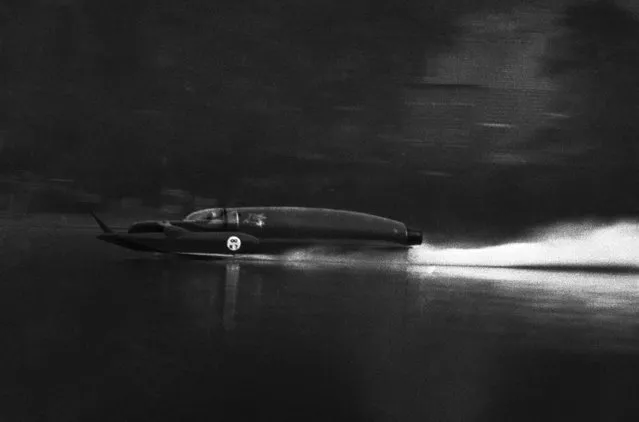 The jet engined “Bluebird”, piloted by Donald Campbell, streaks along Coniston Water, Westmorland, England on September 19, 1956 to set a world water speed record of 225.36 miles per hour. During the run the “Bluebird” touched 286 miles per hour. (Photo by AP Photo/Priest)