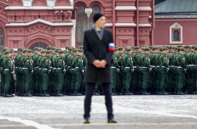 A security stands guard before a rehearsal for a military parade, which marks the anniversary of the victory over Nazi Germany in World War Two, in Red Square in central Moscow, Russia on May 5, 2024. (Photo by Maxim Shemetov/Reuters)