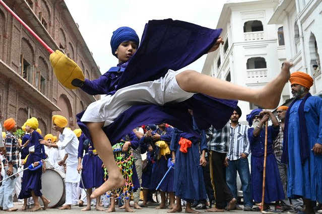 A Sikh youth performs “Gatka”, an ancient form of Sikh martial arts, during a religious procession ahead of the birth anniversary of the ninth Sikh Guru Teg Bahadur at the Golden Temple in Amritsar in Amritsar on April 27, 2024. (Photo by Narinder Nanu/AFP Photo)