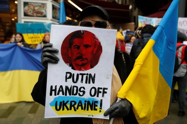 Ukrainians living in Turkey hold a protest against Russia's massive military operation in Ukraine, in front of the Russian Consulate in Istanbul, Turkey, February 25, 2022. (Photo by Dilara Senkaya/Reuters)