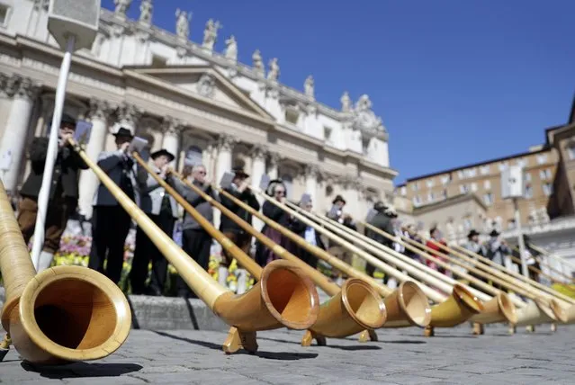 Alpenhorn players perform during Pope Francis' weekly general audience in St. Peter's Square, at the Vatican, Wednesday, April 19, 2017. (Photo by Andrew Medichini/AP Photo)