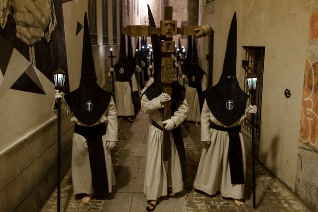 Penitents members of the “Hermandad Penitencial de las Siete Palabras” procession during Holy Week in the northwestern Spanish city of Zamora on April 5, 2023. Christian believers around the world mark the Holy Week of Easter in celebration of the crucifixion and resurrection of Jesus Christ. (Photo by Cesar Manso/AFP Photo)