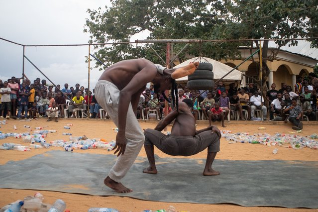 Contortionists perform during a slum party in Oworonshoki district of Lagos, Nigeria, 24 September, 2024. The slum party is a yearly artistic dance festival initiated by Ennovate Dance House. It highlights the positive sides of the slum community and brings hope to the inhabitants. (Photo by Emmanuel Adegboye/EPA/EFE)