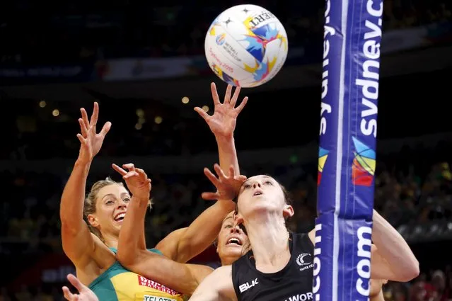 Caitlin Bassett (L) of Australia with teammate Julie Corletto (C) reach for the ball against Bailey Mes of New Zealand during their Netball World Cup final game in Sydney, Australia, August 16, 2015. (Photo by David Gray/Reuters)