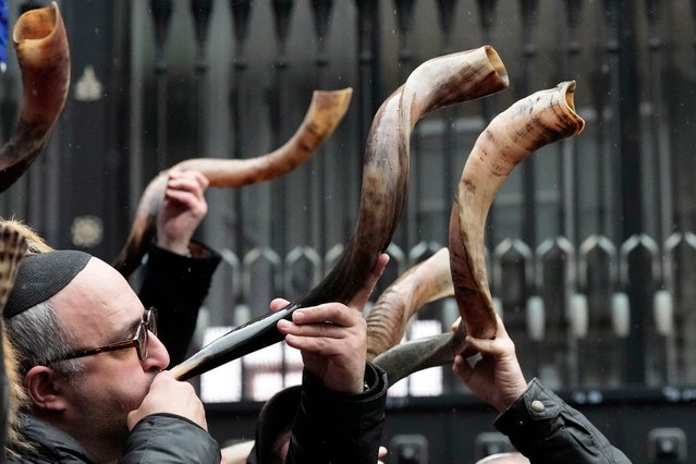 Jewish people and sympathisers blow shofars (ram's horns of spiritual significance) and whistles in London, Sunday, March 10, 2024 to show solidarity with the 100 plus hostages held in Gaza. The “blow” lasted for 1.55 minutes marking the 155 days they have spent in captivity. (Photo by Frank Augstein/AP Photo)