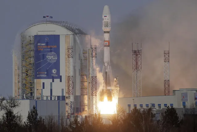 A Russian Soyuz 2.1b rocket carrying Meteor M satellite and additional 18 small satellites, lifts off from the launch pad at the new Vostochny cosmodrome outside the city of Tsiolkovsky, about 200 kilometers (125 miles) from the city of Blagoveshchensk in the far eastern Amur region, Russia, Tuesday, November 28, 2017. (Photo by Dmitri Lovetsky/AP Photo)