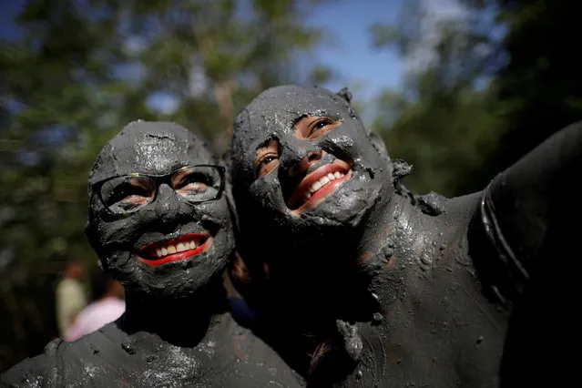 Members of the “Bloco Pretinhos do Mangue” (Block of Blackheads from Mud) group perform during carnival festivities in Curuca, in the state of Para, Brazil February 11, 2018. (Photo by Ueslei Marcelino/Reuters)
