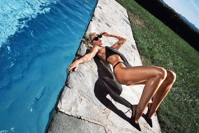 American singer-songwriter Miley Cyrus in the last decade of January 2023 lounges in shades and rocks a sharp black bikini. (Photo by Dolce Glow by Isabel Alysa/Instagram)