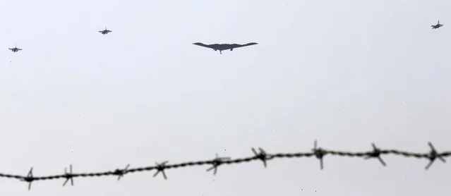A U.S. air force B-2 Spirit stealth bomber (L) flies over Pyeongtaek, south of Seoul March 28, 2013. Yonhap reported that it was the first time for the bomber's drill to be confirmed on the Korean Peninsula and it said the bomber conducted a drill to strike a mock target, quoting a military source. (Photo by Sin Young-keun/Reuters/Yonhap)