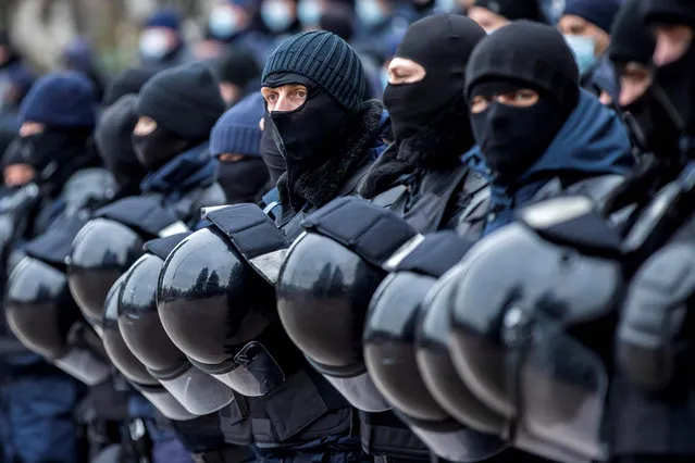 Riot police forces stand guard in front of the government building during a rally to demand the government's resignation and snap parliamentary elections on December 6, 2020 in central Chisinau. Moldova last month elected pro-European Maia Sandu to the presidency, earning her a surprise victory over pro-Russian incumbent Igor Dodon. After Moldovan lawmakers passed a bill transferring control of the country's intelligence agency from the president to parliament, Sandu called for her supporters to rally. (Photo by Bogdan Tudor/AFP Photo)
