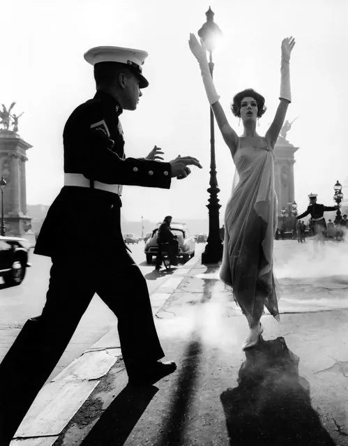 Pont Alexander III, Paris, 1960. (Photo by William Klein/'William Klein ABC'/Abrams)