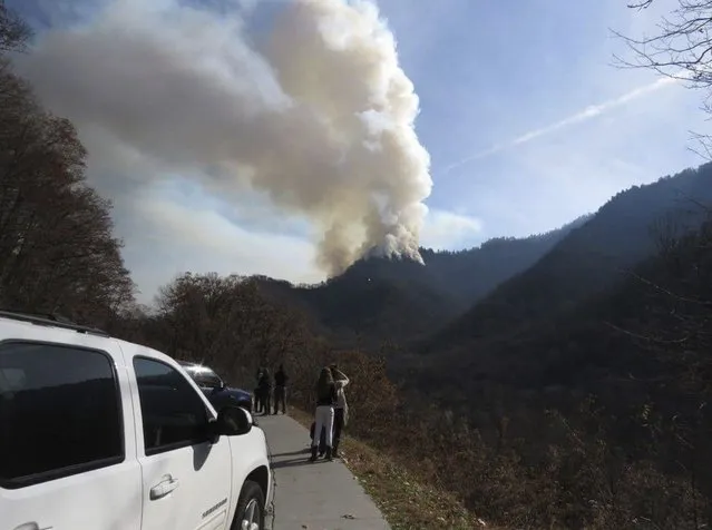 Motorists stop to view wildfires in the Great Smokey Mountains near Gatlinburg, Tennessee, U.S., November 28, 2016. Photo taken November 28, 2016. (Photo by Reuters/Courtesy of National Park Services Staff)